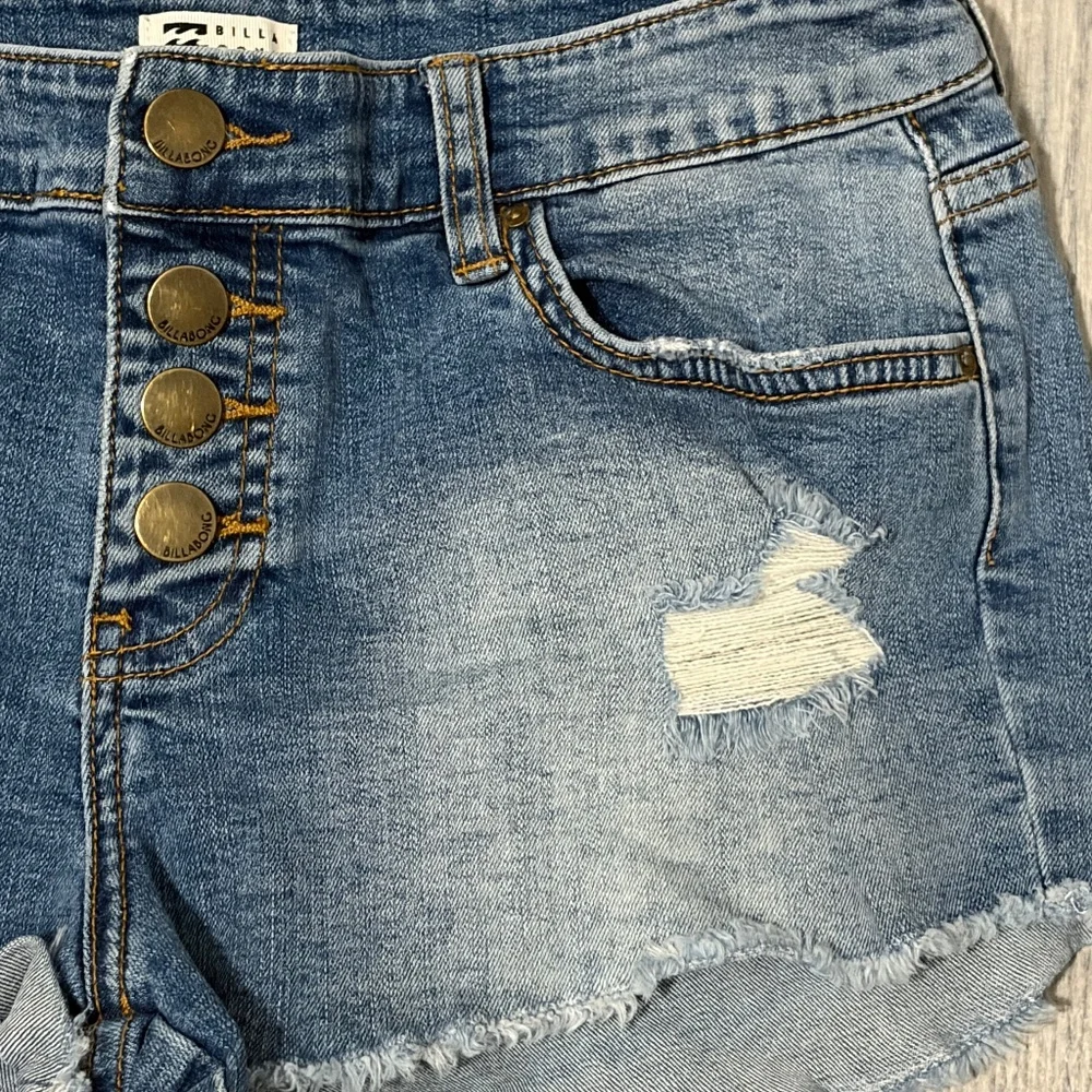 LIKE NEW! Women's Billabong Distressed, Button Fly Jean Shorts - 26 - Picture 3 of 7